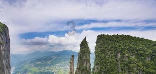 面对越南主帅的挑衅，国足主帅李铁是如何回应的？游戏画面