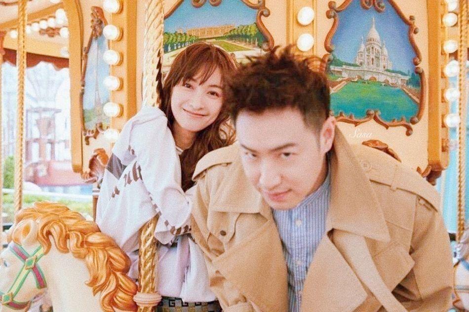 吃早餐的精致女孩