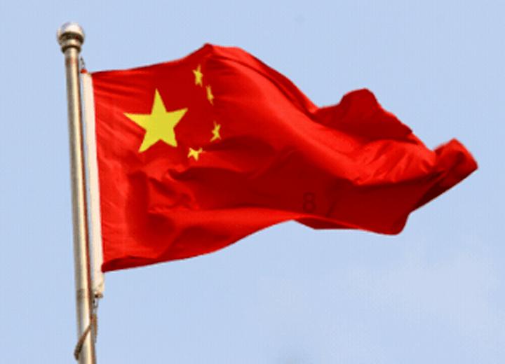 拍《蜗居》时,李念顺势坐在张嘉译的大腿上,尴尬得要钻地洞去