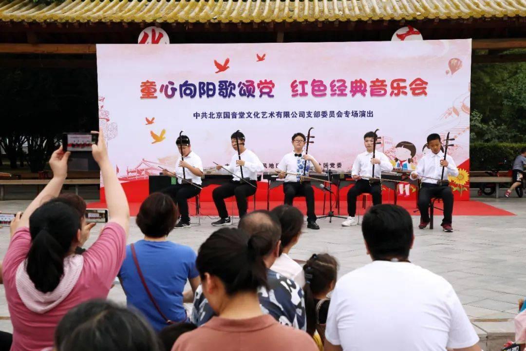 男子醉驾被查，下跪称不想影响娃，该如何看待男子的做法呢？游戏画面